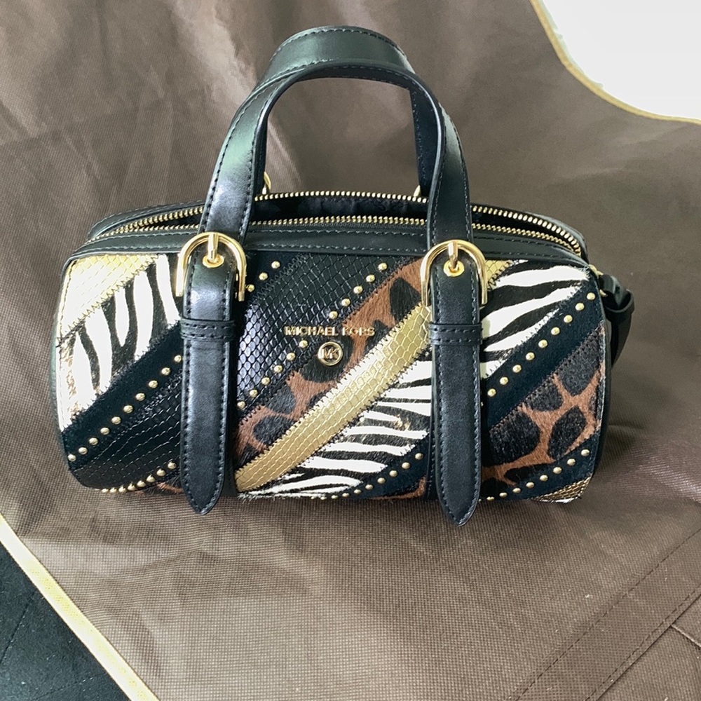 MICHAEL KORS BARREL MESSENGER BAG